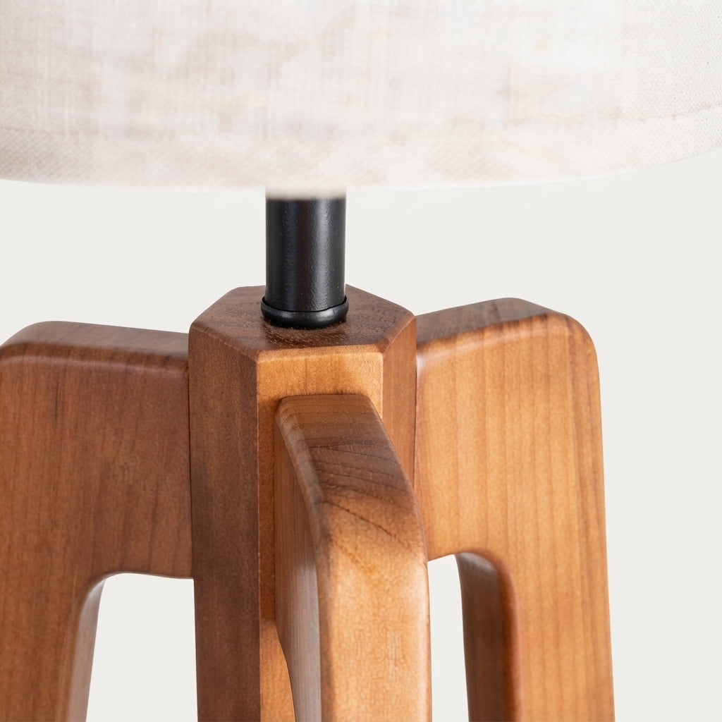 Lampadaire Séléné trépied en bois et abat-jour en polyester 